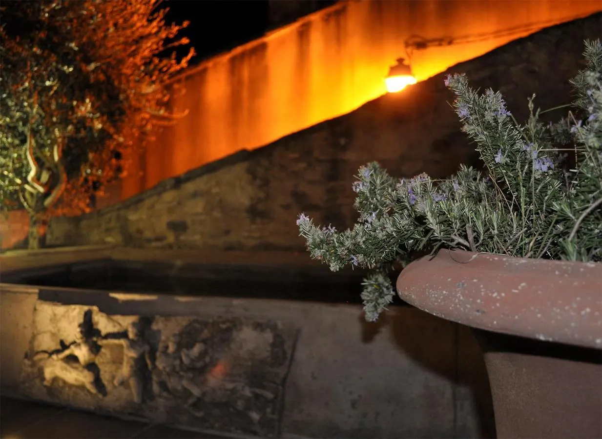 Le Petit Chateau Chateauneuf-de-Gadagne Bed & Breakfast