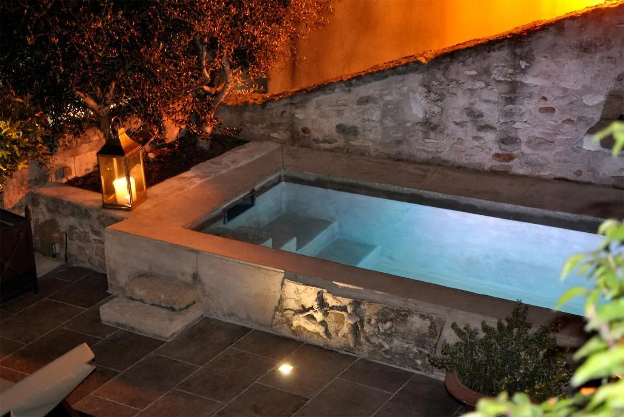 Le Petit Chateau Chateauneuf-de-Gadagne 0*,  France