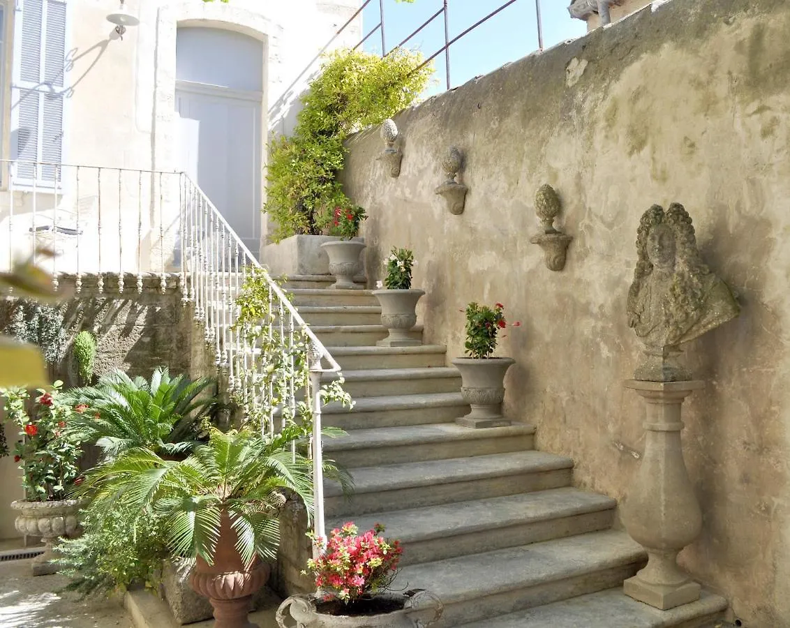 Le Petit Chateau Chateauneuf-de-Gadagne Bed & Breakfast